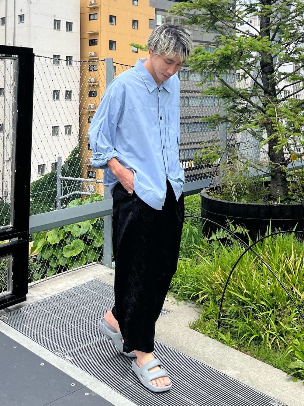「CASPER JOHN、シアートップス、シャツスタイル、シャツ、アンクルパンツ、サンダル、muleboy、夏コーデ」｜「CASPER JOHNのアイテム（トップス、ブルー系）」を使った、YOSHIさん（メンズ・171cm）の夏コーディネートの1枚目の写真