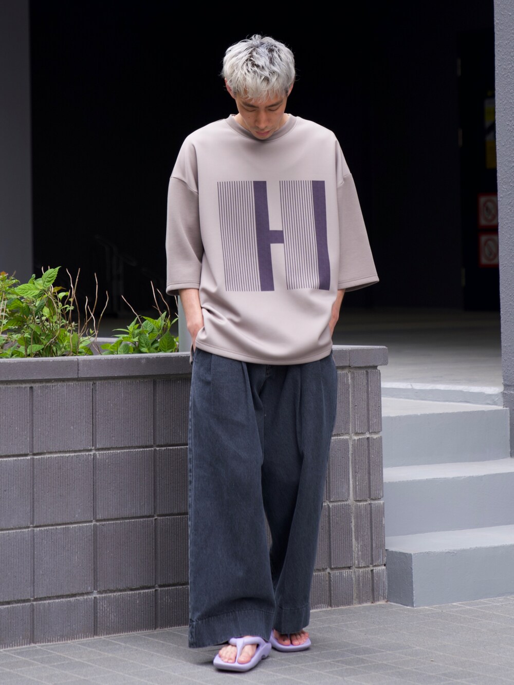 「CASPER JOHN、Tシャツ、グラフィックＴ、ワイドデニム、ワイドパンツ、サンダル、muleboy、夏コーデ」｜「CASPER JOHNのSublimation transfer graphic big T-shirts/サブリメイショントランスファーグラフィックビッグT（Tシャツ/カットソー、グリーン系）」を使った、YOSHIさん（メンズ・171cm）の春コーディネートの1枚目の写真