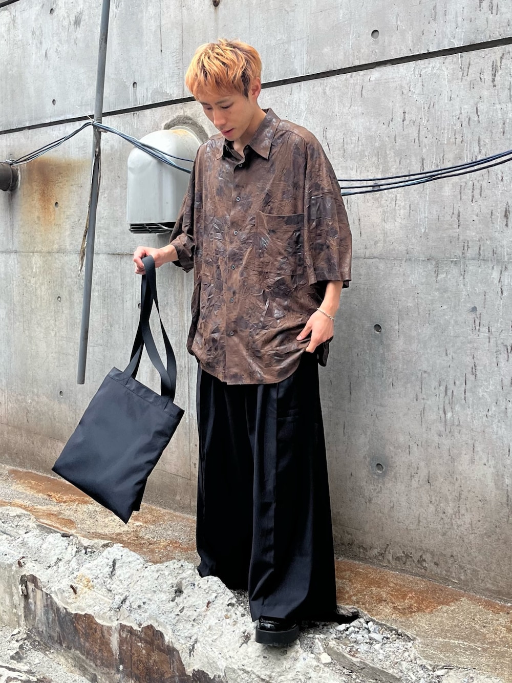「CASPER JOHN、シャツスタイル、スラックス、トートバッグ、夏コーデ、革靴」｜「CASPER JOHNのWasher paint over shirts/ワッシャーペイントオーバーシャツ（シャツ/ブラウス、ブラウン系）」を使った、YOSHIさん（メンズ・171cm）の春コーディネートの1枚目の写真