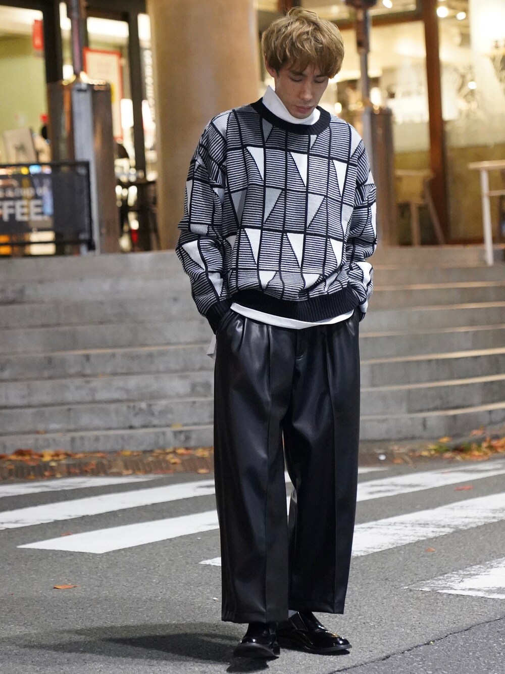「ニット、レザー、ショートブーツ、モノトーン、レイヤードスタイル、柄ニット、ワイドパンツ、革靴、CASPER JOHN、モックネック」｜「CASPER JOHNのHeavy weight mock neck loose long T-shirts/ヘビーウェイトモックネックルーズロンT（Tシャツ/カットソー、ホワイト系）」を使った、YOSHIさん（メンズ・171cm）の冬コーディネートの1枚目の写真
