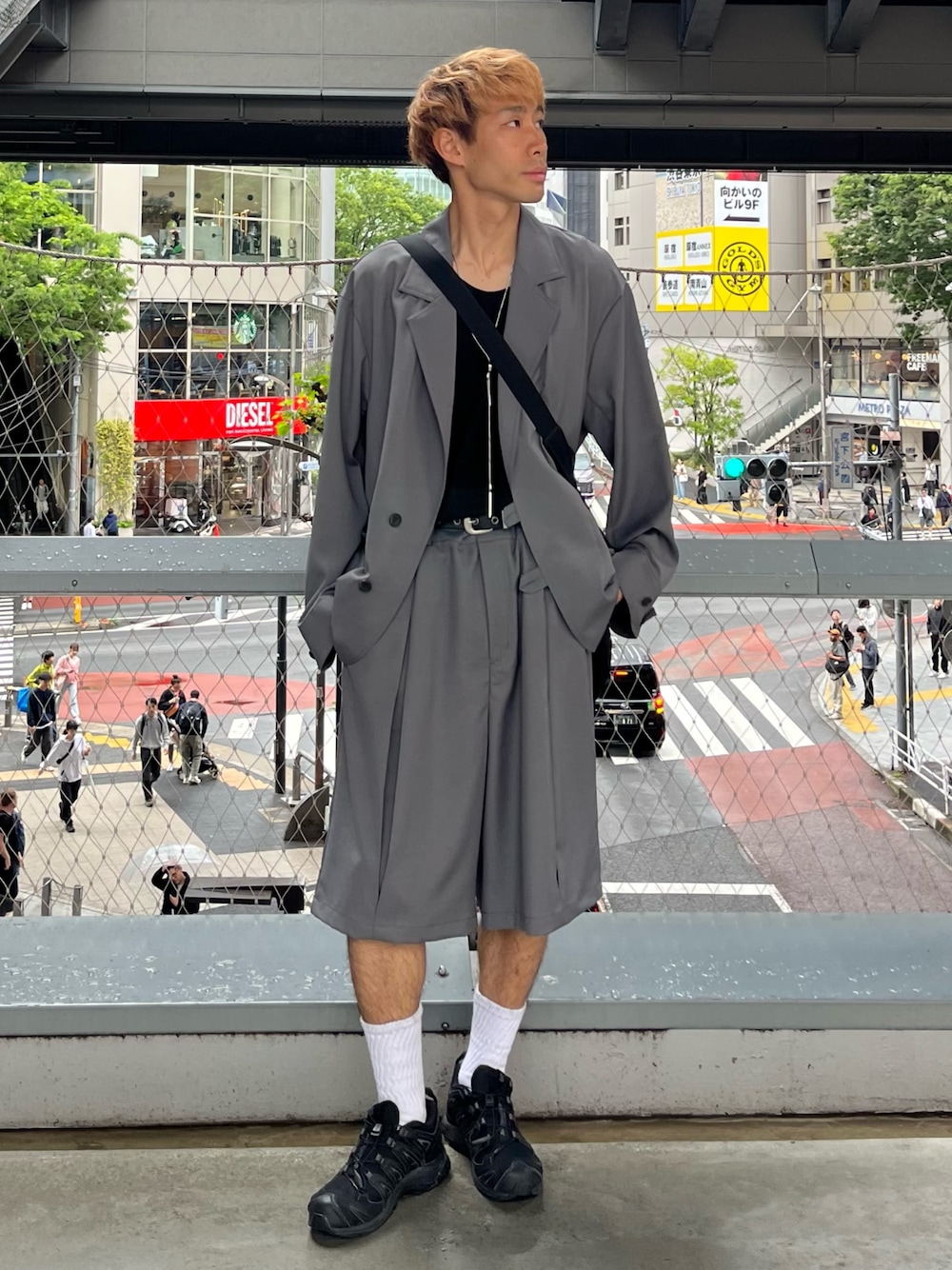 「セットアップ、レイヤードスタイル、ショートパンツ、ジャケット、スニーカー、夏服」｜「CASPER JOHNのSmooth shark tab button tailored jacket/スムースシャークタブボタンテーラードジャケット（テーラードジャケット、グレー系）」を使った、YOSHIさん（メンズ・170cm）の春コーディネートの1枚目の写真