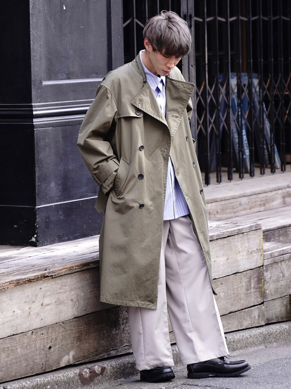 「CASPER JOHN、トレンチコート、バンドカラー、カーキ、ストライプ、シャツ、トーマスメイソン、ワイドパンツ、スラックス、革靴、デッキシューズ、ロングコート、春コーデ」｜「CASPER JOHNのBand collar trench coat/バンドカラートレンチコート（トレンチコート、グリーン系）」を使った、YOSHIさん（メンズ・171cm）の春コーディネートの1枚目の写真