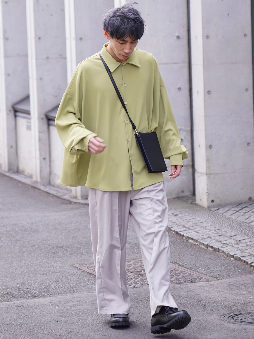 「CASPER JOHN、シャツ、シャツスタイル、ペールトーン、モノトーン、ミニバッグ、ワイドパンツ、革靴、デッキシューズ、春コーデ」｜「CASPER JOHNのDrape huge shirts/ドレープヒュージシャツ（シャツ/ブラウス、グリーン系）」を使った、YOSHIさん（メンズ・171cm）の冬コーディネートの1枚目の写真