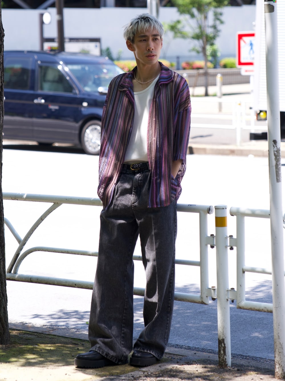 「CASPER JOHN、シャツスタイル、シャツ、透かし編み、フレアデニム、デニムパンツ、革靴、ローファー、春夏コーデ」｜「CASPER JOHNのVarious Dolman Shirts/バリアスドルマンシャツ（シャツ/ブラウス、パープル系）」を使った、YOSHIさん（メンズ・171cm）の春コーディネートの1枚目の写真