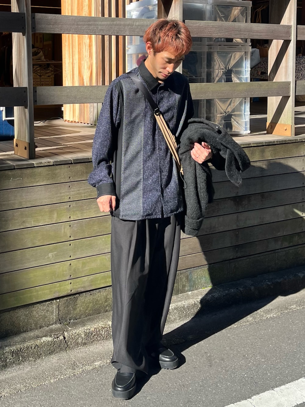 「CASPER JOHN、シャツスタイル、シャツ、スラックス、革靴、ローファー、秋冬コーデ、ショルダーバッグ」｜「CASPER JOHNのTriple jacquard shirts/トリプルジャガードシャツ（シャツ/ブラウス、ブルー系）」を使った、YOSHIさん（メンズ・171cm）の冬コーディネートの1枚目の写真
