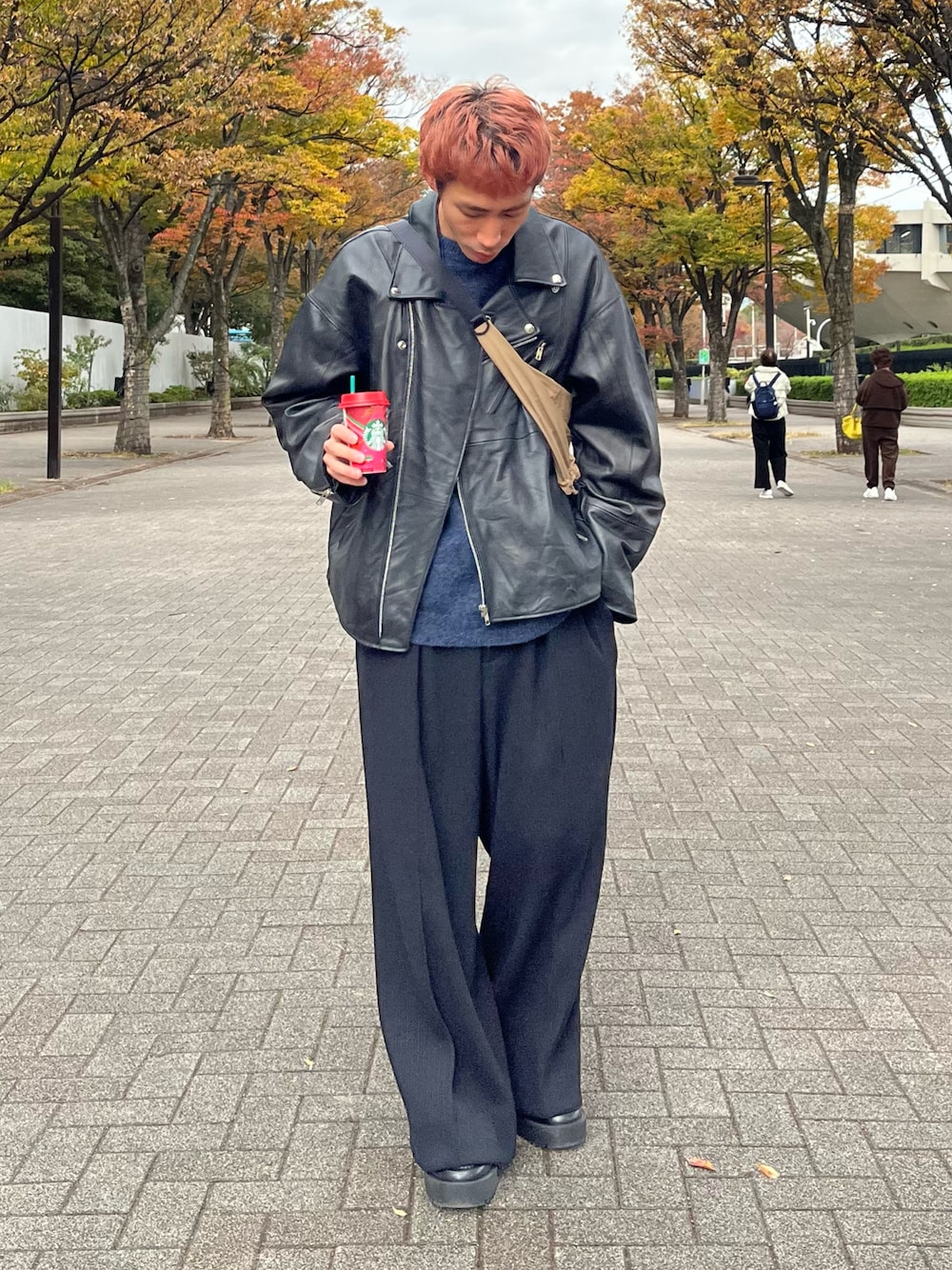「CASPER JOHN、レザージャケット、レイヤードスタイル、ワイドパンツ、ニットパンツ、ファッションを楽しもう、ショルダーバッグ、スニーカーコーデ、秋冬コーデ、ライダースジャケット、レザー」｜「CASPER JOHNのReproduct double riders jacket/リプロダクトダブルライダースジャケット（ライダースジャケット、ブラック系）」を使った、YOSHIさん（メンズ・171cm）の秋コーディネートの1枚目の写真