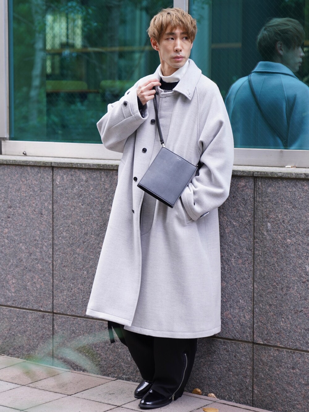 「ステンカラーコート、モノトーン、ロングコート、ワイドパンツ、革靴、CASPER JOHN、スクエアバッグ、alcindermaterials」｜「Alcindor Materialsのsuper120's lamb wool balmacaan coat/スーパー１２０’ｓラムウールバルマカーンコート（その他アウター、グレー系）」を使った、YOSHIさん（メンズ・171cm）の秋コーディネートの1枚目の写真