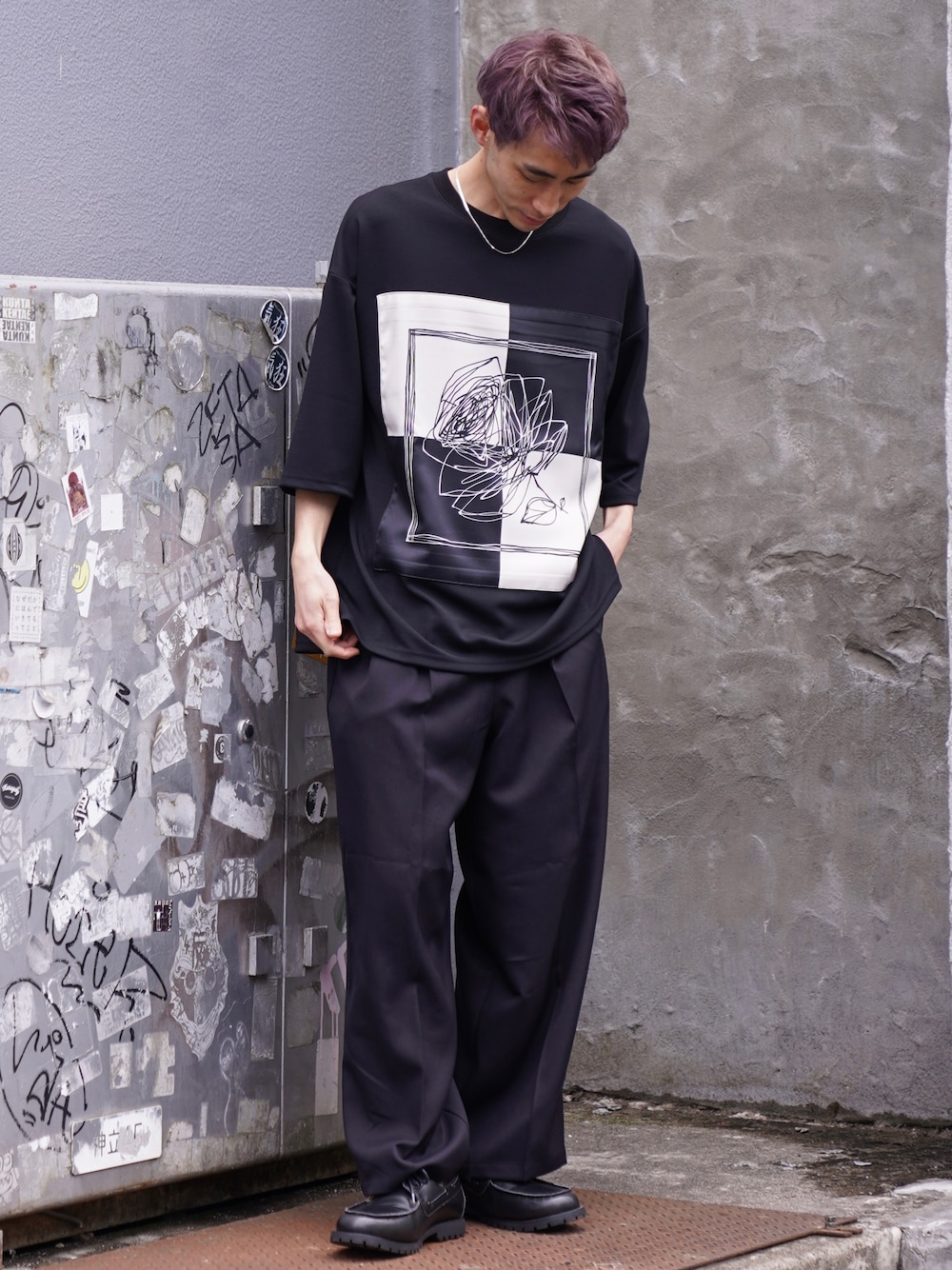 「CASPER JOHN、Tシャツ、グラフィックＴ、スラックス、ワイドパンツ、革靴、デッキシューズ、モノトーン、モード、オールブラック」｜「CASPER JOHNのAction texture tapered wide slacks/アクションテクスチャーテーパードワイドスラックス（スラックス、ブラック系）」を使った、YOSHIさん（メンズ・171cm）の春コーディネートの1枚目の写真