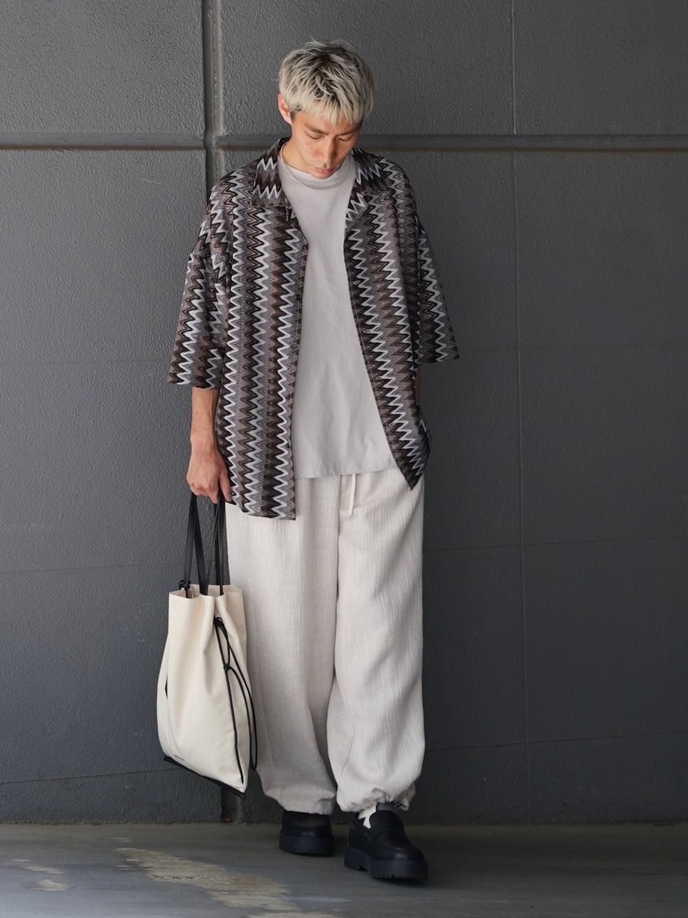 「CASPER JOHN、シャツスタイル、シャツ、バルーンパンツ、革靴、トートバッグ、CONVERSE TOKYO、夏コーデ」｜「CASPER JOHNのVarious Dolman Shirts/バリアスドルマンシャツ（シャツ/ブラウス、ブラック系）」を使った、YOSHIさん（メンズ・171cm）の夏コーディネートの1枚目の写真