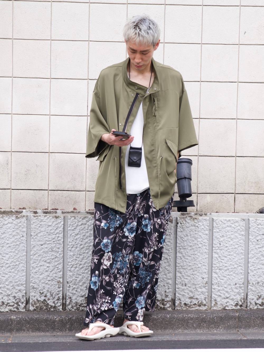 「CASPER JOHN、M-65、モッズシャツ、ボタニカル柄、アンクルパンツ、Hender Scheme、レイヤードスタイル、muleboy、サンダル、韓国ファッション」｜「CASPER JOHNのM-65 Mods shirts/M-65モッズシャツ（シャツ/ブラウス、グリーン系）」を使った、YOSHIさん（メンズ・171cm）の春コーディネートの1枚目の写真