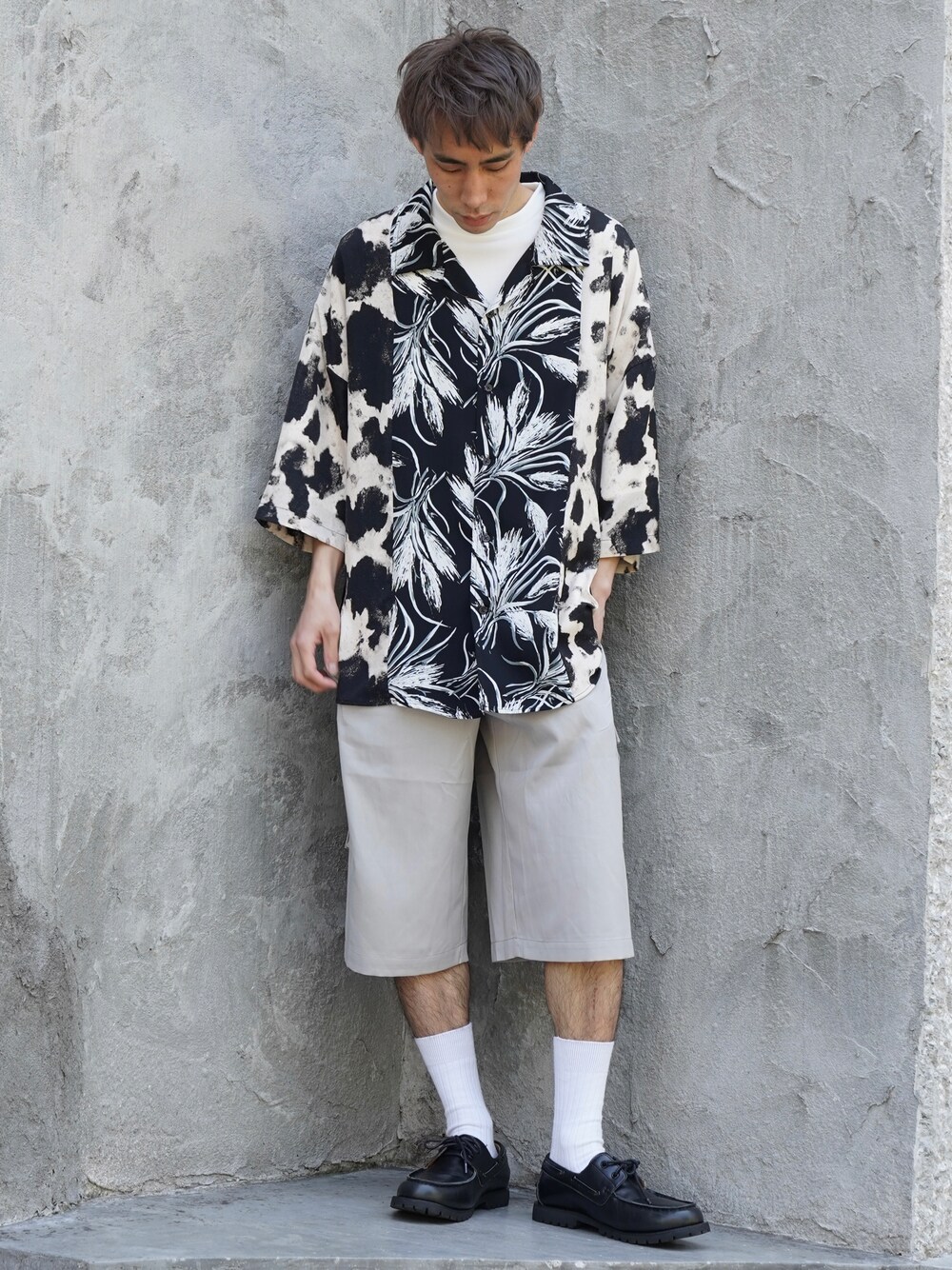 「CASPER JOHN、シャツ、シャツスタイル、柄シャツ、ショートパンツ、革靴、デッキシューズ、春夏コーデ」｜「CASPER JOHNのClassic deck shoes/クラシックデッキシューズ（モカシン/デッキシューズ、ブラック系）」を使った、YOSHIさん（メンズ・171cm）の春コーディネートの1枚目の写真