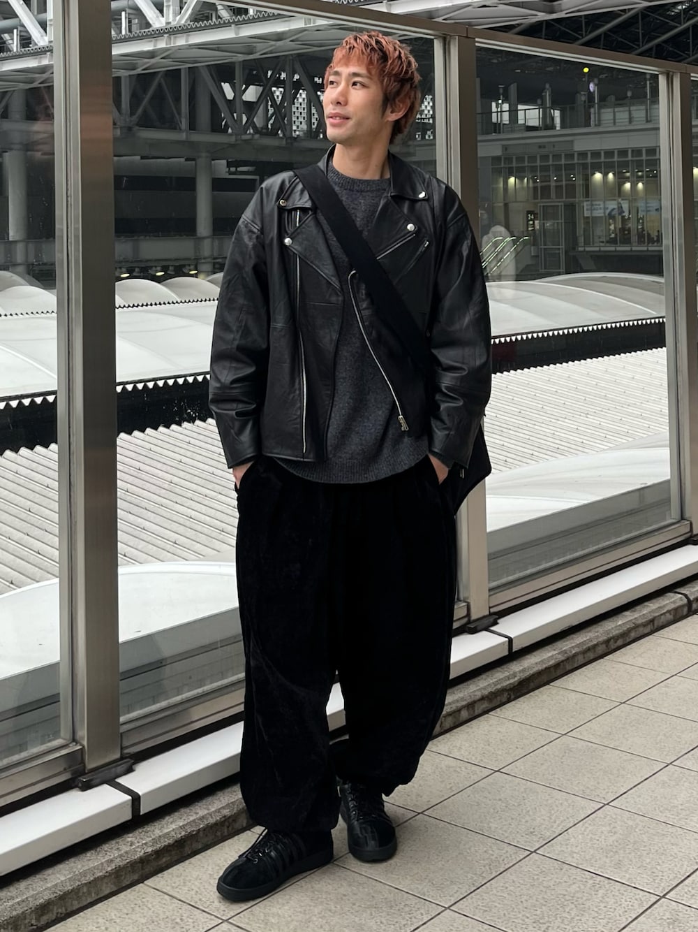 「CASPER JOHN、レザージャケット、ジャケット、ワイドパンツ、ベロアパンツ、ニット、レイヤードスタイル、スニーカー」｜「CASPER JOHNのReproduct double riders jacket/リプロダクトダブルライダースジャケット（ライダースジャケット、ブラック系）」を使った、YOSHIさん（メンズ・171cm）の冬コーディネートの1枚目の写真