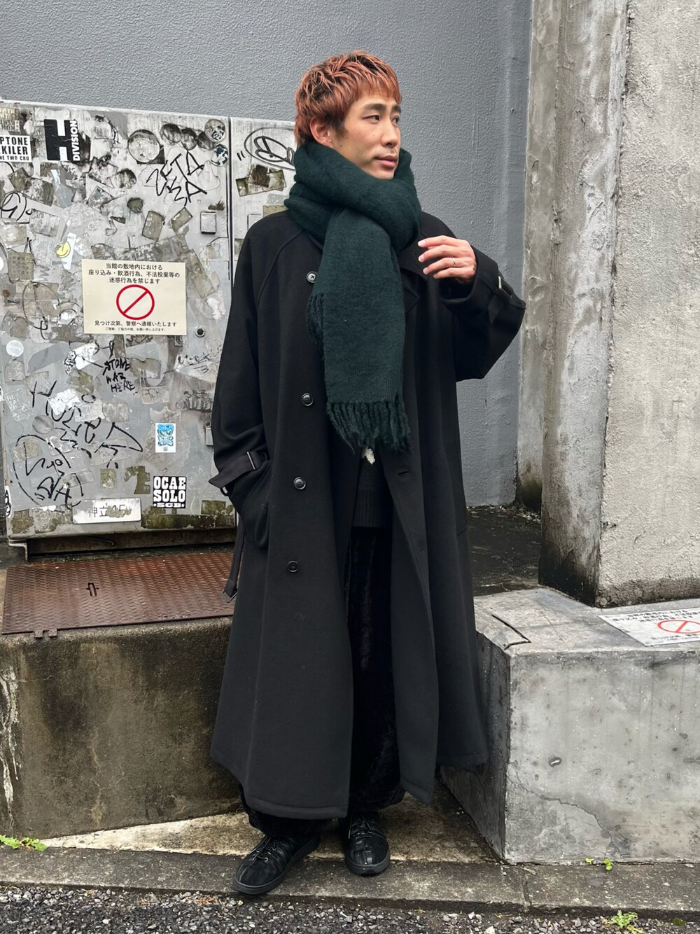 「新星WEARISTAにエントリー、CASPER JOHN、ロングコート、マフラー、マフラーぐるぐる、ワイドパンツ、ベロアパンツ、スニーカーコーデ、冬コーデ」｜「CASPER JOHNのWool melton over coat/ウールメルトンオーバーコート（ステンカラーコート、ブラック系）」を使った、YOSHIさん（メンズ・171cm）の冬コーディネートの1枚目の写真