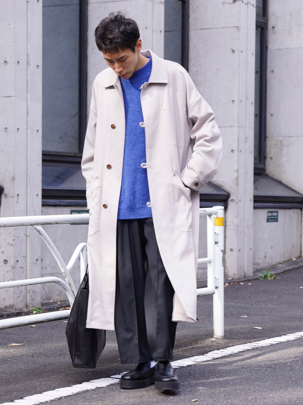 「CASPER JOHN、ロングコート、レイヤードスタイル、ニット、モヘアニット、ブルー、ワイドパンツ、スラックス、革靴、ローファー、冬コーデ」｜「CASPER JOHNのTab button shop coat/タブボタンショップコート（ダウンジャケット/コート、ホワイト系）」を使った、YOSHIさん（メンズ・171cm）の冬コーディネートの1枚目の写真