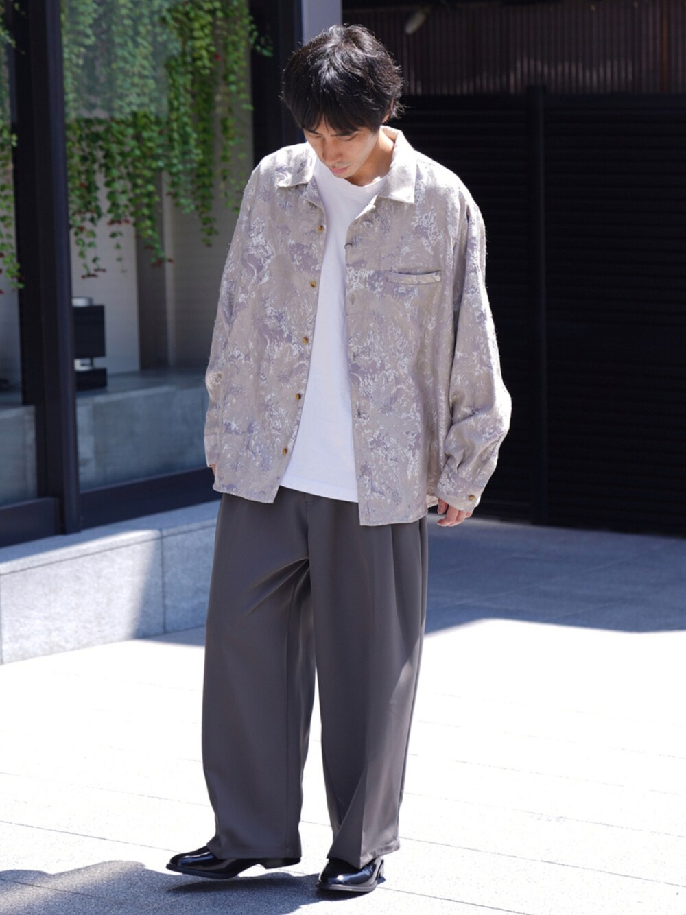 「CASPER JOHN、シャツスタイル、シャツ、ボタニカル柄、ビッグシルエット、ワイドパンツ、スラックス、くすみカラー、きれいめカジュアル、レザーシューズ、ショートブーツ、革靴」｜「CASPER JOHNのアイテム（パンツ、グレー系）」を使った、YOSHIさん（メンズ・171cm）の夏コーディネートの1枚目の写真
