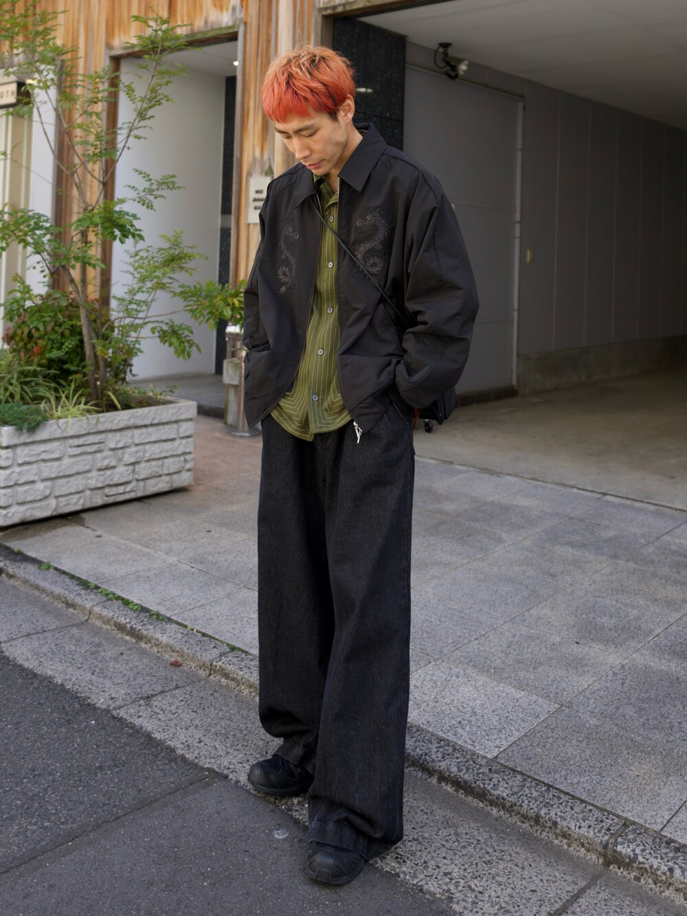「CASPER JOHN、スカジャン、レイヤードスタイル、バギーデニム、デニムパンツ、スニーカー、スニーカーコーデ、春服コーデ」｜「CASPER JOHNのDragon embroidery detachable SUKAJAN/ドラゴンエンブロイダリーデタッチャブルスカジャン（スカジャン、ブラック系）」を使った、YOSHIさん（メンズ・171cm）の春コーディネートの1枚目の写真