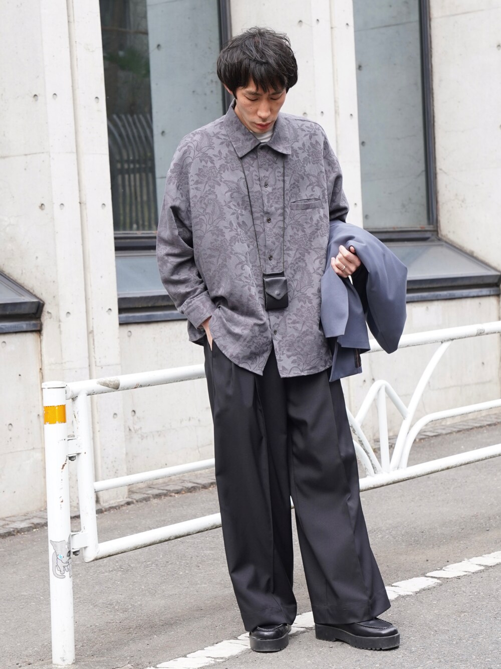 「CASPER JOHN、シャツスタイル、シャツ、柄シャツ、スラックス、ワイドパンツ、革靴、ローファー、春コーデ」｜「CASPER JOHNのVarious dolman huge shirts/バリアスドルマンヒュージシャツ（シャツ/ブラウス、グレー系）」を使った、YOSHIさん（メンズ・171cm）の春コーディネートの1枚目の写真