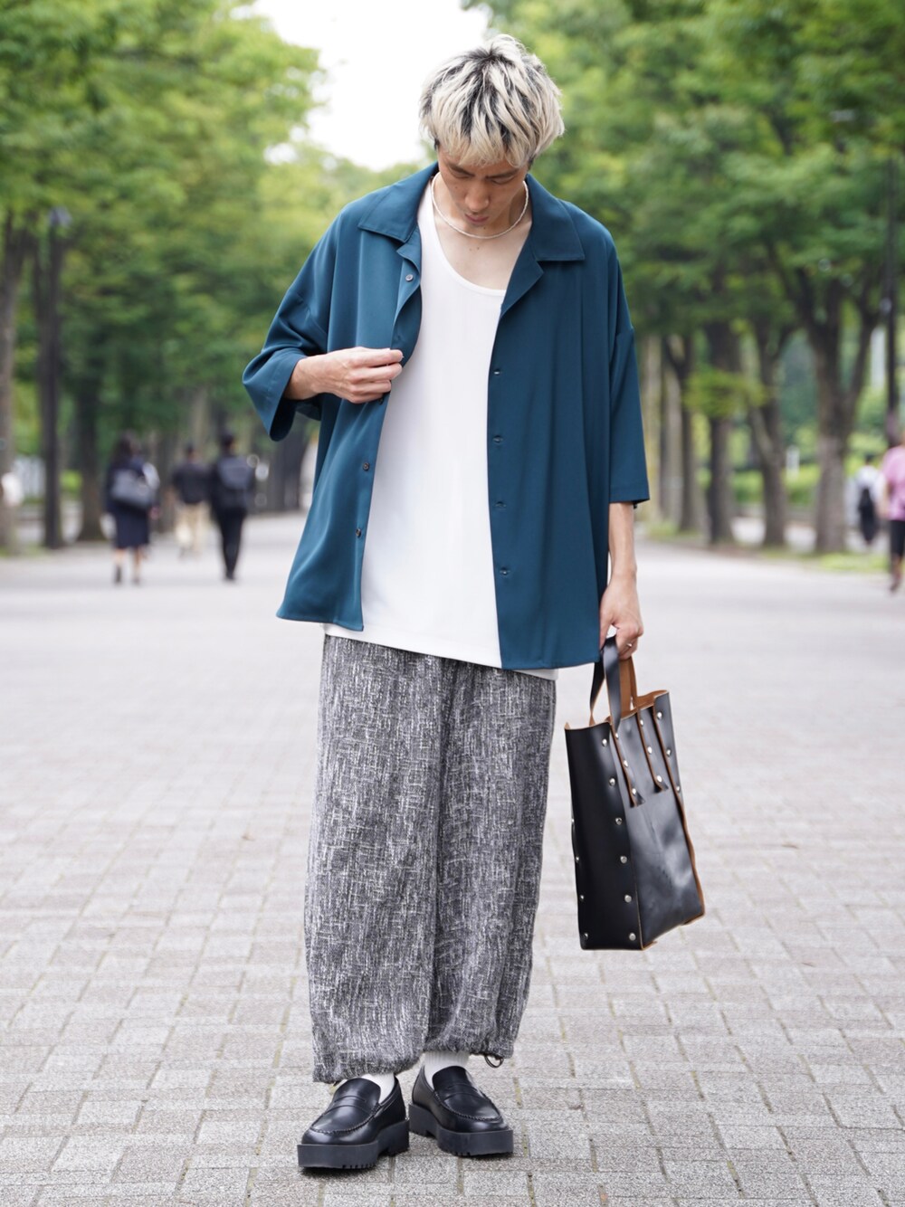 「CASPER JOHN、シャツスタイル、シャツ、レイヤードスタイル、バルーンパンツ、ワイドパンツ、トートバッグ、Hender Scheme、革靴、ローファー、夏コーデ」｜「CASPER JOHNのVarious Dolman Shirts/バリアスドルマンシャツ（シャツ/ブラウス、グリーン系）」を使った、YOSHIさん（メンズ・171cm）の夏コーディネートの1枚目の写真
