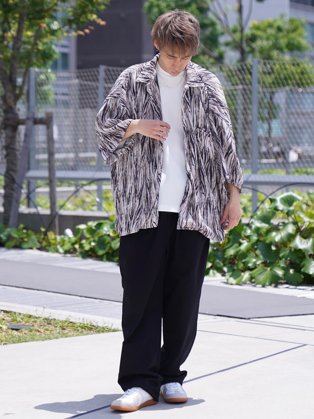 「CASPER JOHN、シャツ、シャツスタイル、プリーツ、ワイドパンツ、モード、ジャーマントレーナー、スニーカー、春夏コーデ」｜「CASPER JOHNのGraphic pleats shirts/グラフィックプリーツシャツ（シャツ/ブラウス、ベージュ系）」を使った、YOSHIさん（メンズ・171cm）の夏コーディネートの1枚目の写真
