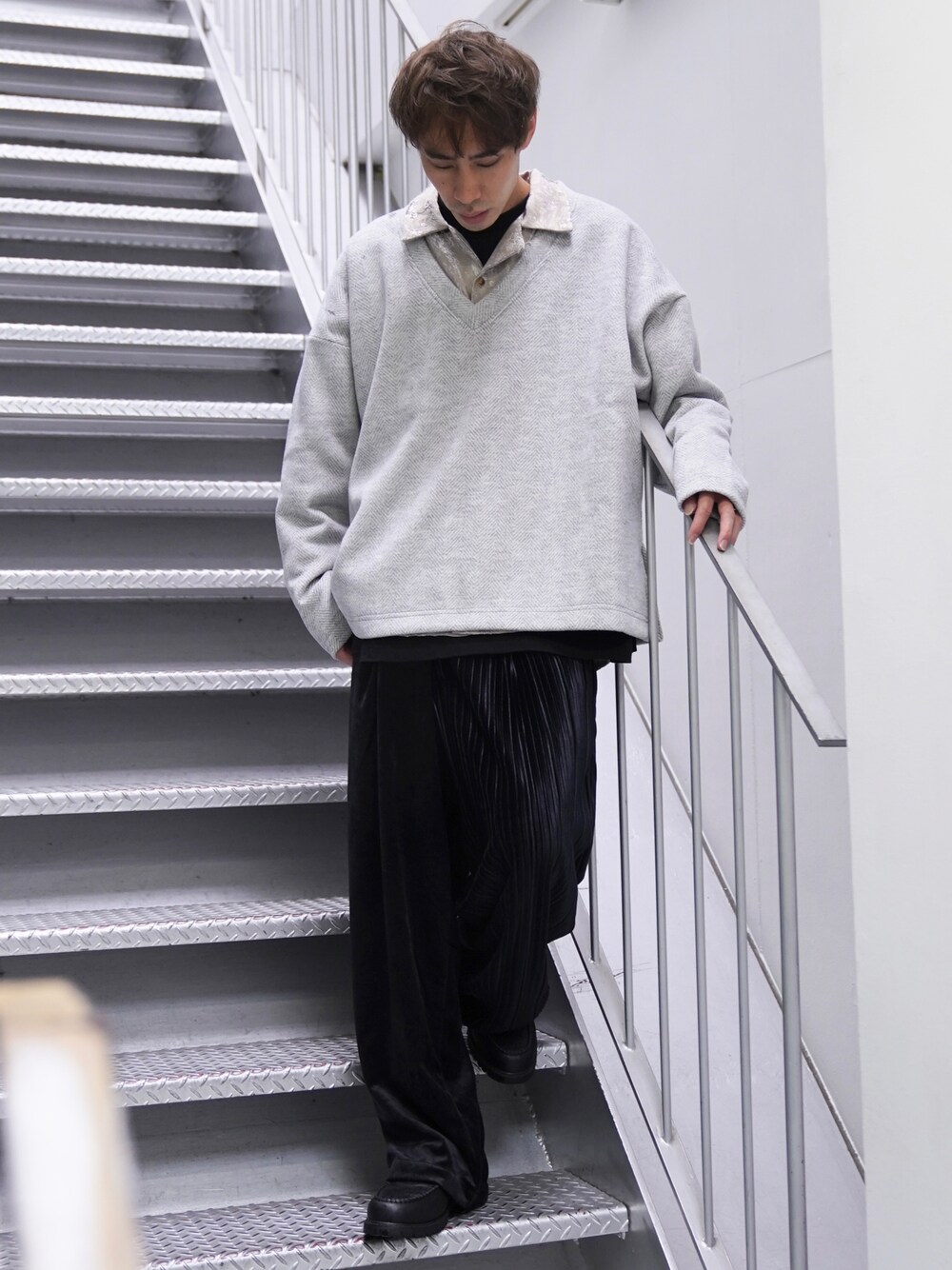 「スウェット、シャツ、ローファー、Vネック、レイヤードスタイル、ワイドパンツ、革靴、プリーツ、CASPER JOHN、秋冬コーデ」｜「CASPER JOHNのVarious Dolman Open-Collar Shirts/バリアスドルマンオープンカラーシャツ（シャツ/ブラウス、ベージュ系）」を使った、YOSHIさん（メンズ・171cm）の秋コーディネートの1枚目の写真