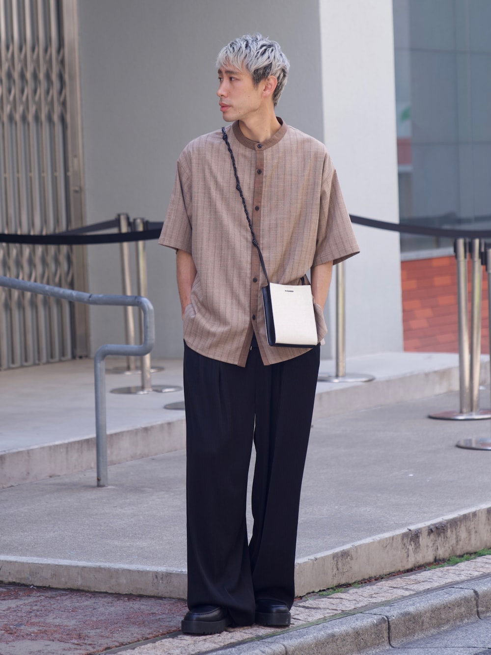 「CASPER JOHN、シャツスタイル、シャツ、バンドカラーシャツ、ストライプシャツ、スラックス、プリーツパンツ、夏コーデ」｜「CASPER JOHNのShadow stripe cleric shirts/シャドーストライプクレリックシャツ（シャツ/ブラウス、ブラウン系）」を使った、YOSHIさん（メンズ・171cm）の夏コーディネートの1枚目の写真