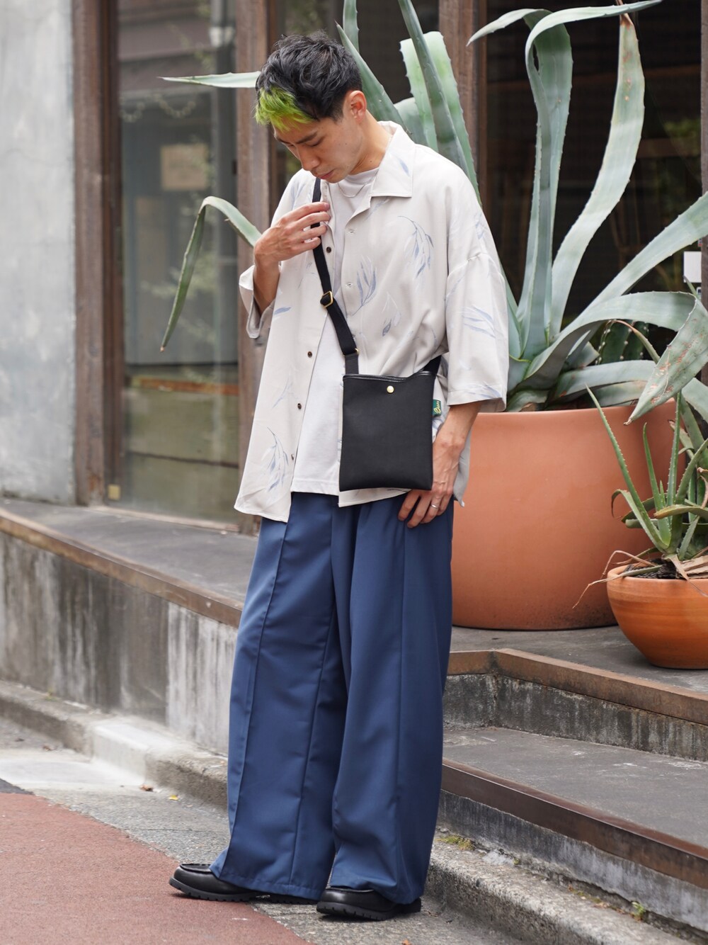 「CASPER JOHN、シャツ、シャツスタイル、ボタニカル柄、ワイドパンツ、カラーパンツ、革靴、スクエアバッグ、ショルダーバッグ、ミニバッグ、夏コーデ」｜「CASPER JOHNのVarious Dolman Shirts/バリアスドルマンシャツ（シャツ/ブラウス、ホワイト系）」を使った、YOSHIさん（メンズ・171cm）の夏コーディネートの1枚目の写真
