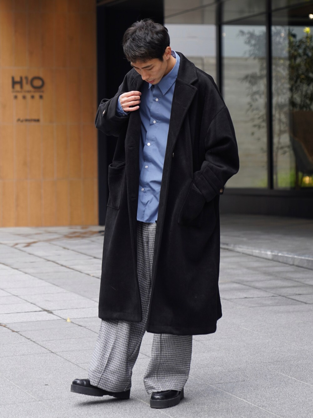 「CASPER JOHN、チェスターコート、ロングコート、シャツ、レイヤードスタイル、ワイドパンツ、スラックス、革靴、ローファー、冬コーデ」｜「CASPER JOHNのMelton Double Chesterfield Coat/メルトンダブルチェスターコート(セットアップ対応)（チェスターコート、ブラック系）」を使った、YOSHIさん（メンズ・171cm）の冬コーディネートの1枚目の写真