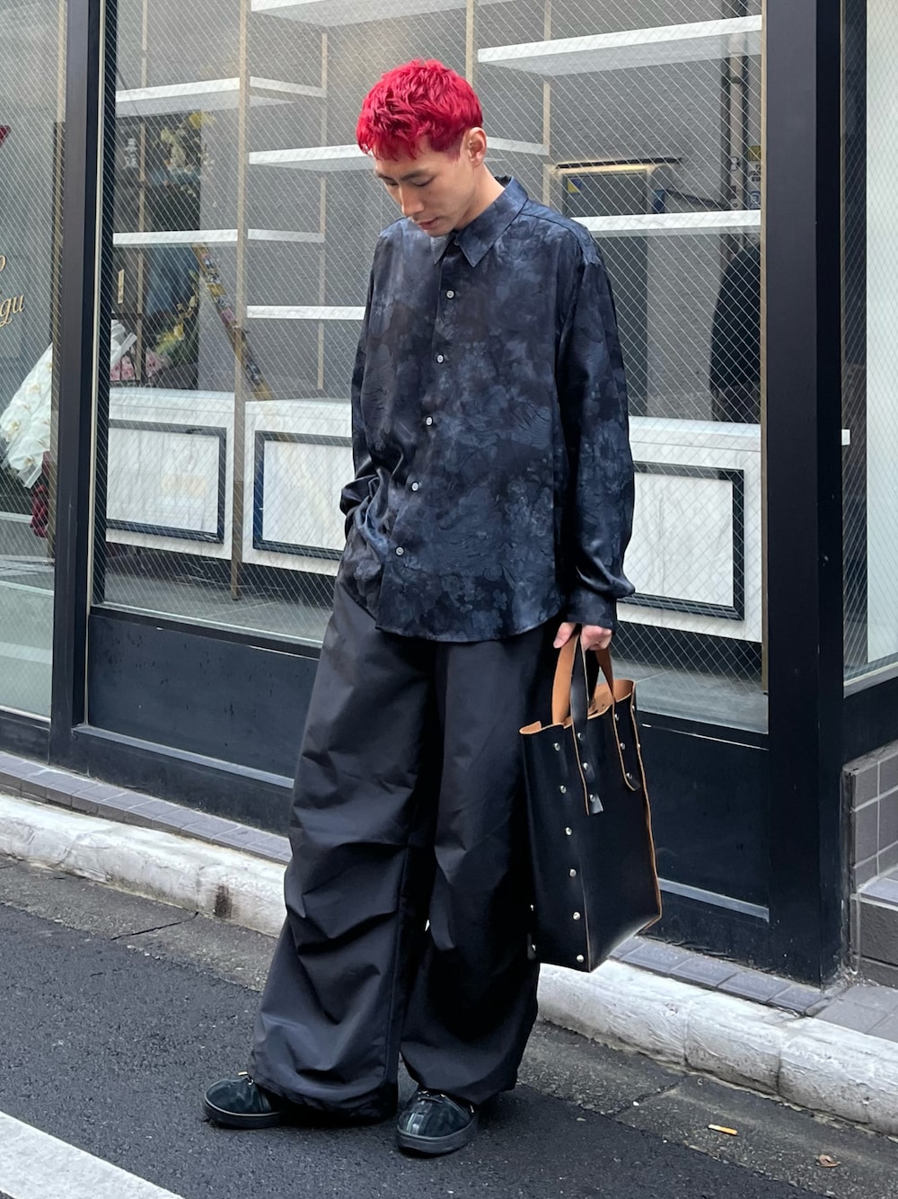 「CASPER JOHN、シャツスタイル、柄シャツ、オールブラック、スノーパンツ、トートバッグ、スニーカーコーデ、Hender Scheme」｜「CASPER JOHNのVarious loose shirts-tie dye jacquard-/バリアスルーズシャツ-タイダイジャガード-（シャツ/ブラウス、ブラック系）」を使った、YOSHIさん（メンズ・171cm）の春コーディネートの1枚目の写真