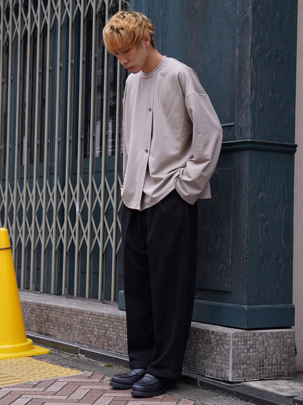 ベージュ系のTシャツ/カットソー、ブラック系のスラックス、ブラック系のローファーを着用したメンズの秋コーディネートの1枚目の写真