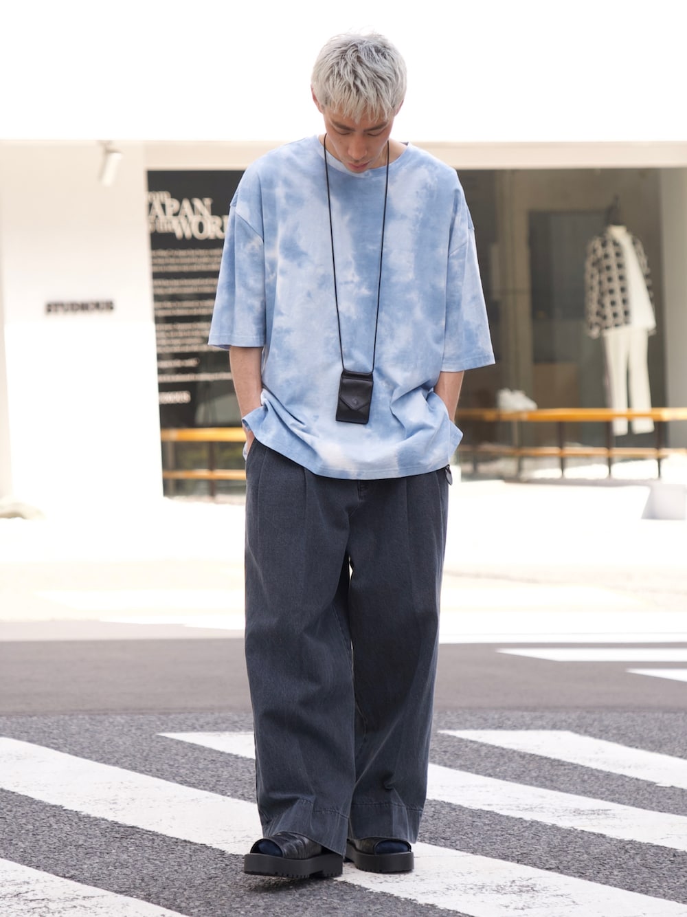「CASPER JOHN、Tシャツ、タイダイT、ワイドデニム、ワイドパンツ、サンダル、Hender Scheme、夏コーデ」｜「CASPER JOHNのアイテム（トップス、ブルー系）」を使った、YOSHIさん（メンズ・171cm）の春コーディネートの1枚目の写真