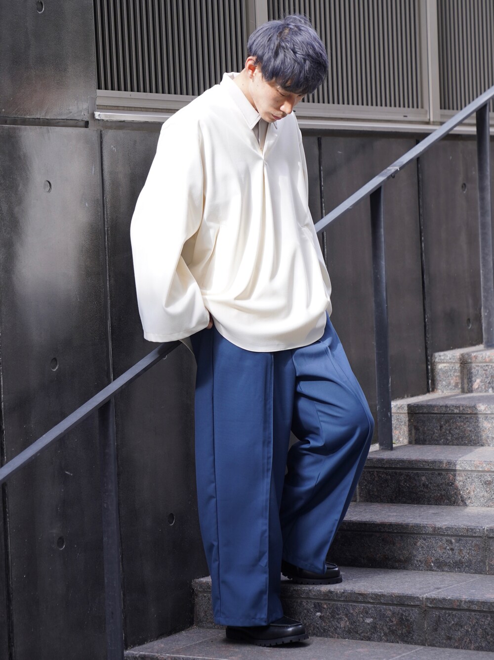 「CASPER JOHN、チュニック、レイヤードスタイル、ワイドパンツ、カラーパンツ、ブルー、春コーデ、革靴、デッキシューズ」｜「CASPER JOHNのKersey tunic/カルゼチュニック（シャツ/ブラウス、ホワイト系）」を使った、YOSHIさん（メンズ・171cm）の冬コーディネートの1枚目の写真