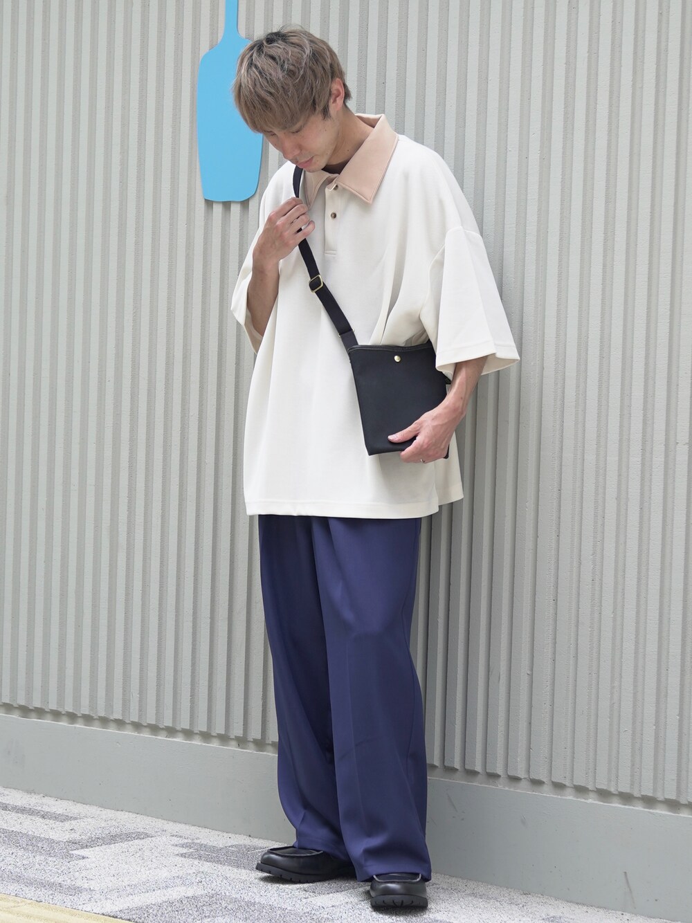 「CASPER JOHN、ポロシャツ、ワイドパンツ、スラックス、革靴、ショルダーバッグ、ミニバッグ、BRADY、夏コーデ、スクエアバッグ」｜「CASPER JOHNのCleric polo shirts/クレリックポロシャツ（ポロシャツ、ホワイト系）」を使った、YOSHIさん（メンズ・171cm）の夏コーディネートの1枚目の写真