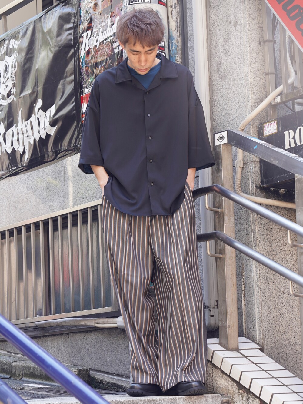 「CASPER JOHN、シャツ、シャツスタイル、ワイドパンツ、スラックス、ストライプ、革靴、デッキシューズ、春夏コーデ」｜「CASPER JOHNのVarious Dolman Shirts/バリアスドルマンシャツ（シャツ/ブラウス、ブラック系）」を使った、YOSHIさん（メンズ・171cm）の春コーディネートの1枚目の写真