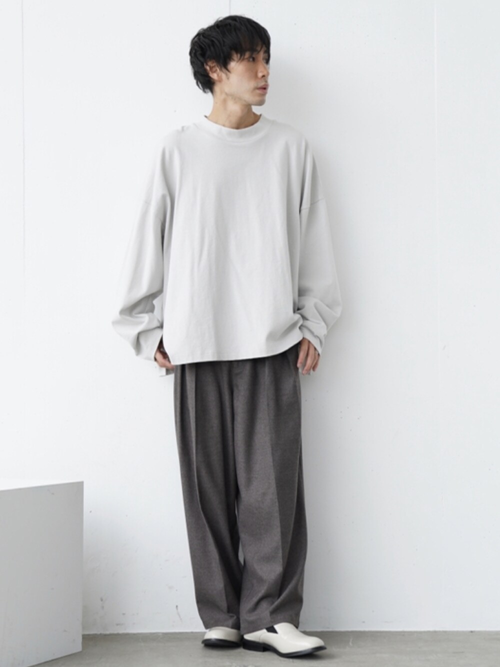 「CASPER JOHN、ロンT、ビッグシルエット、くすみカラー、ワイドパンツ、秋コーデ、ゆるコーデ、レザーシューズ、革靴、ショートブーツ」｜「CASPER JOHNのHigh Slit Super Big Long T-shirts/ハイスリットスーパービックロンT（Tシャツ/カットソー、グレー系）」を使った、YOSHIさん（メンズ・171cm）の夏コーディネートの1枚目の写真