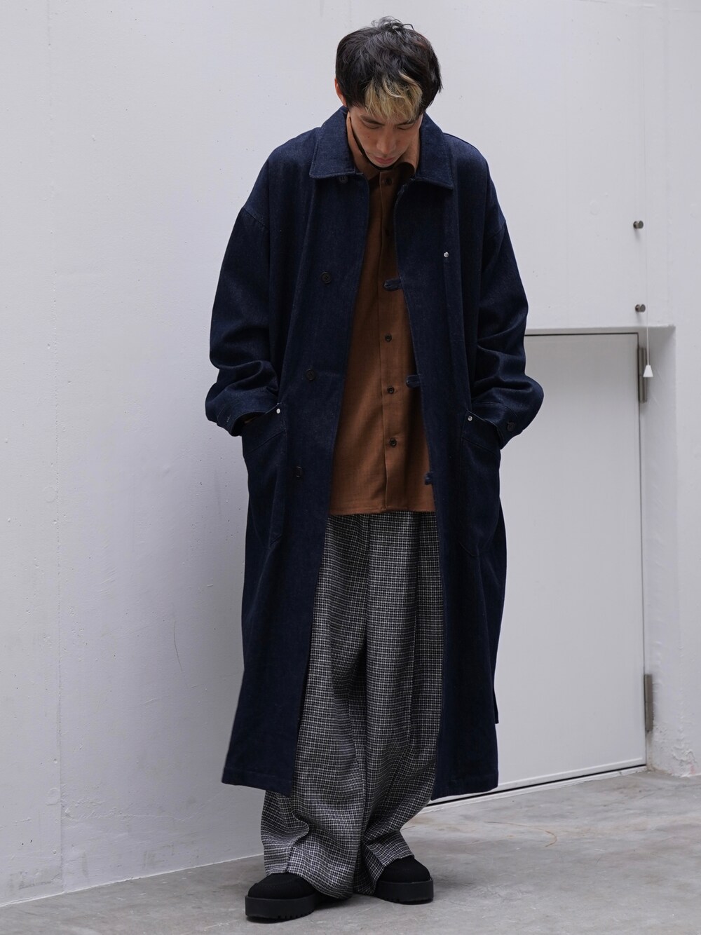 「CASPER JOHN、ロングコート、シャツ、レイヤードスタイル、インディゴ、デニム、ワイドパンツ、スラックス、チェック、革靴、ブーツ、秋服準備はじめました」｜「CASPER JOHNのTab button shop coat/タブボタンショップコート（ダウンジャケット/コート、ブルー系）」を使った、YOSHIさん（メンズ・171cm）の秋コーディネートの1枚目の写真