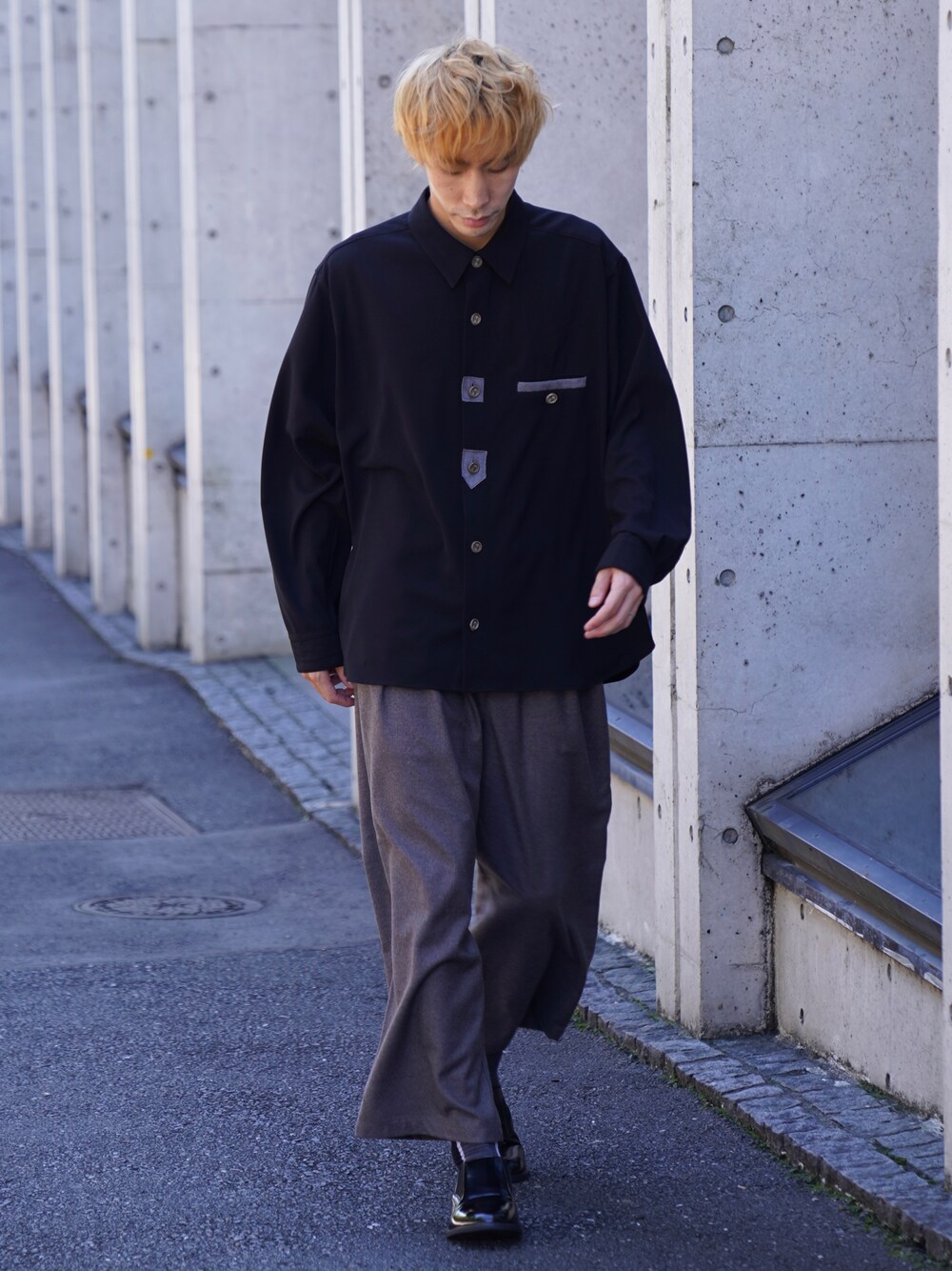「シャツ、ショートブーツ、モノトーン、ワイドパンツ、革靴、レトロ、シャツスタイル、CASPER JOHN」｜「CASPER JOHNのDrape Retro Shirts/ドレープレトロシャツ（シャツ/ブラウス、ブラック系）」を使った、YOSHIさん（メンズ・171cm）の秋コーディネートの1枚目の写真