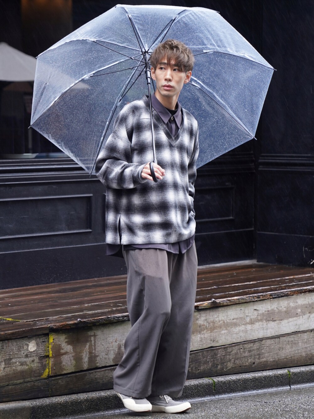 「チェック、スウェット、スニーカー、Vネック、レイヤードスタイル、ワイドパンツ、チャコールグレー、SUPERGA、CASPER JOHN、くすみカラー、だから秋服が好き」｜「CASPER JOHNのV-neck Shaggy Sweat/Vネックシャギースウェット（スウェット、ホワイト系）」を使った、YOSHIさん（メンズ・171cm）の秋コーディネートの1枚目の写真