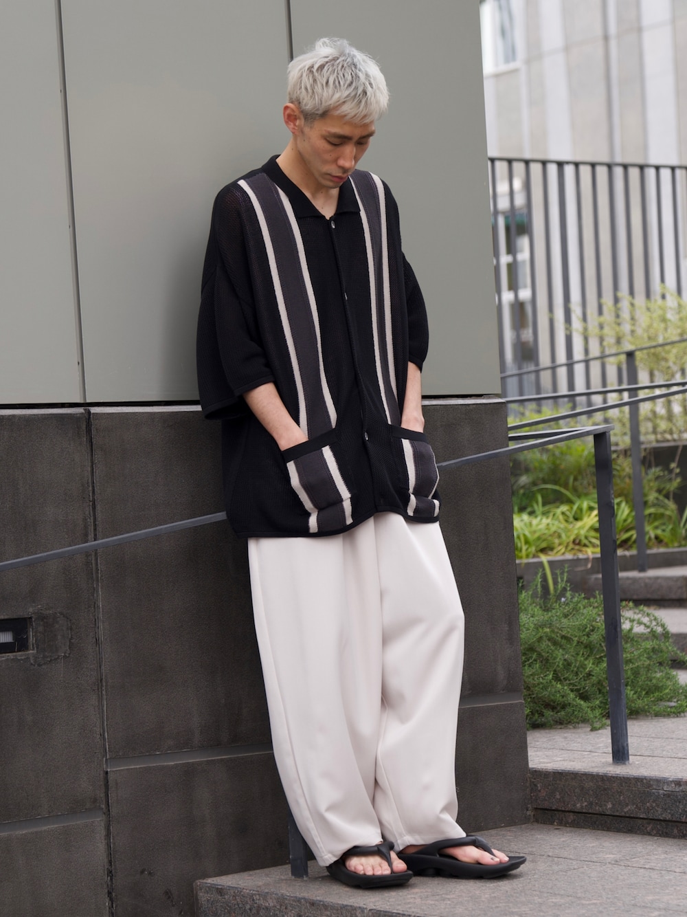「CASPER JOHN、シャツ、シャツスタイル、ニットシャツ、バルーンパンツ、モノトーン、モノトーンコーデ、muleboy、サンダル、夏コーデ」｜「muleboyのSQUARE Z（サンダル、ブラック系）」を使った、YOSHIさん（メンズ・171cm）の春コーディネートの1枚目の写真