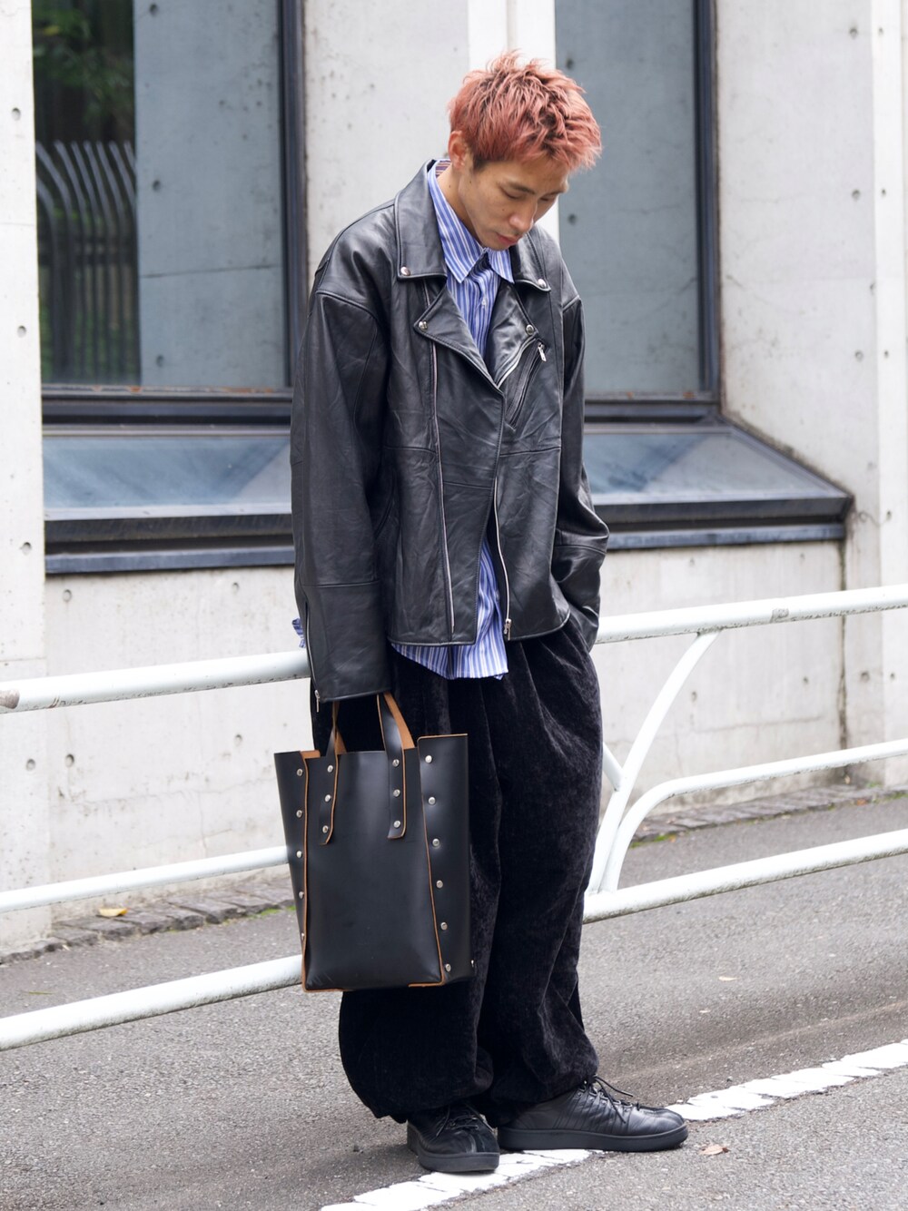 「ファッションを楽しもう、CASPER JOHN、ライダースジャケット、レザージャケット、シャツスタイル、レイヤードスタイル、ワイドパンツ、アラビアンパンツ、Hender Scheme、トートバッグ、スニーカーコーデ、秋冬コーデ」｜「CASPER JOHNのHard workers shirts/ハードワーカーズシャツ（シャツ/ブラウス、ブルー系）」を使った、YOSHIさん（メンズ・171cm）の秋コーディネートの1枚目の写真