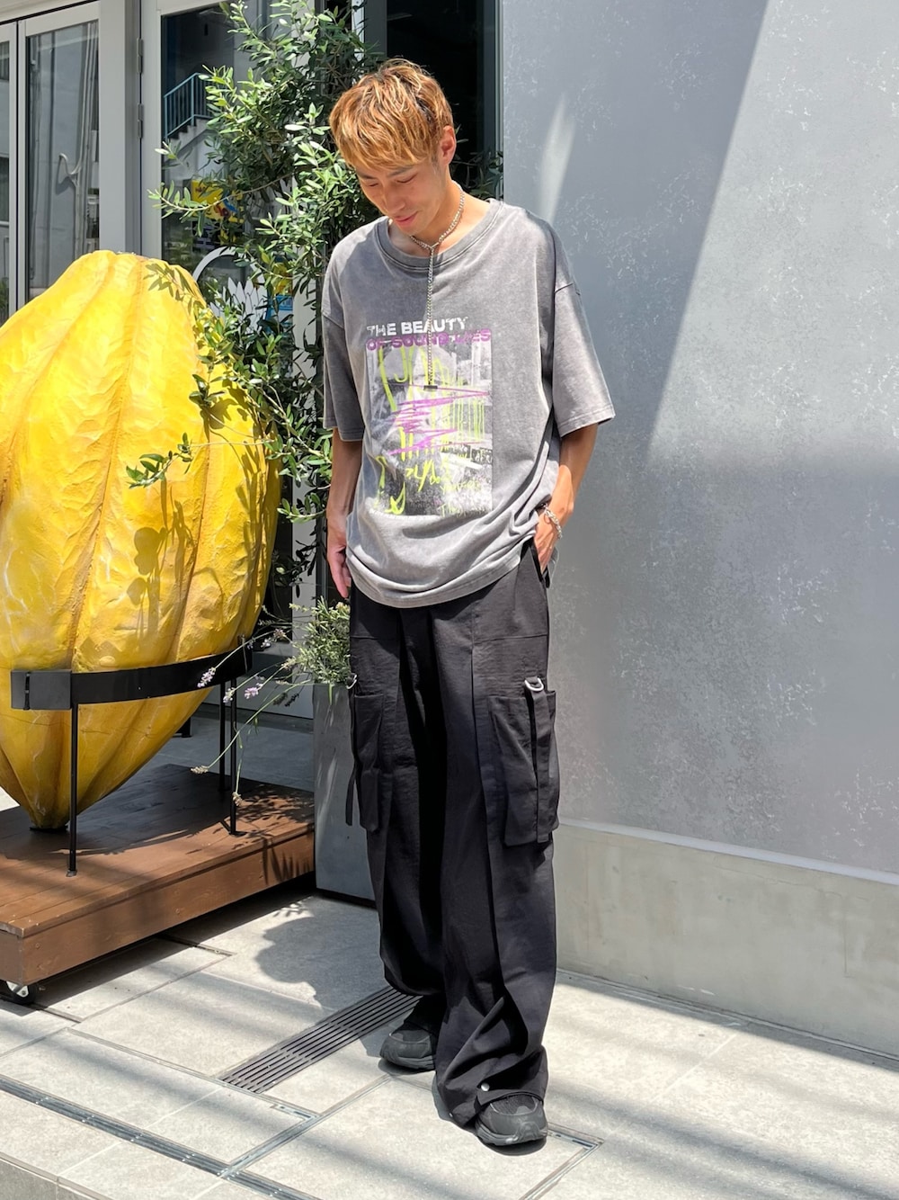 「夏コーデ、プリントT、チノパン、スラックス、Tシャツ、スニーカー、スニーカーコーデ、CASPER JOHN」｜「CASPER JOHNのWrap cargo slacks/ラップカーゴスラックス（スラックス、ブラック系）」を使った、YOSHIさん（メンズ・170cm）の夏コーディネートの1枚目の写真