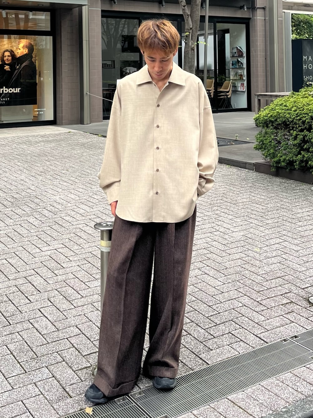 ブラウン系のスラックス、ベージュ系のシャツ/ブラウスを着用したメンズの秋コーディネートの1枚目の写真
