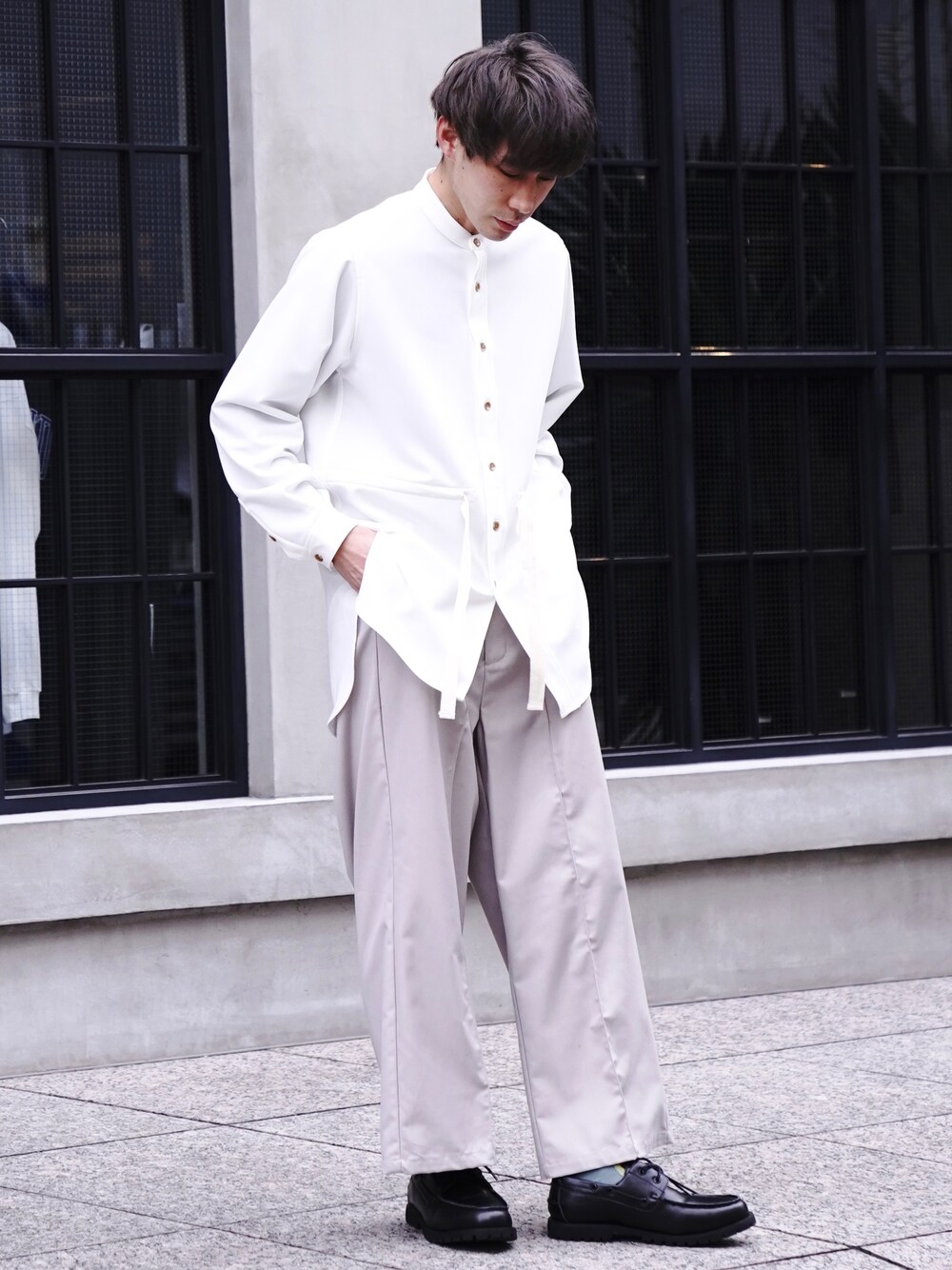 「CASPER JOHN、シャツスタイル、シャツ、ロングシャツ、モノトーン、バンドカラーシャツ、ワイドパンツ、スラックス、革靴、デッキシューズ、春夏コーデ」｜「CASPER JOHNのBand collar squeeze shirts/バンドカラースクイーズシャツ（シャツ/ブラウス、ホワイト系）」を使った、YOSHIさん（メンズ・171cm）の春コーディネートの1枚目の写真