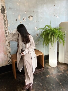 「カフェ」｜「アイテム（トレンチコート）」を使った、LIANNNさん（レディース・163cm）の冬コーディネート