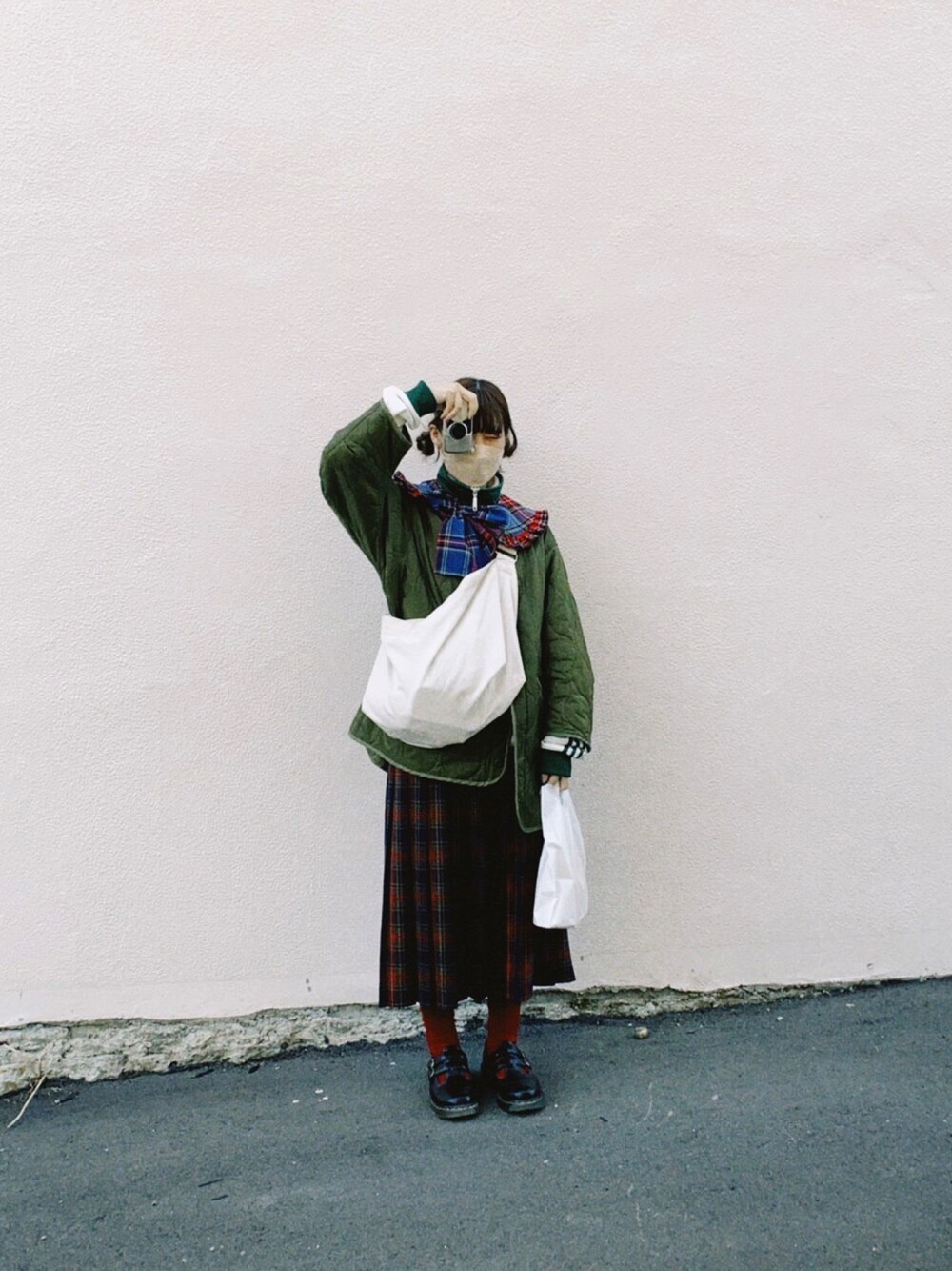 「古着、チェック、チェックスカート、ジャージ、ootd、used」｜「kutirのキャンパスショルダーバッグ（ショルダーバッグ、ホワイト系）」を使った、伊藤さん（レディース・164cm）の春コーディネートの1枚目の写真