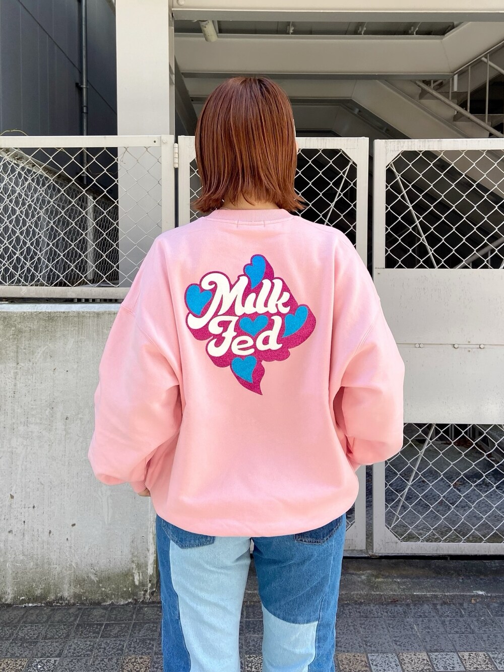 「ラフコーデ、キレイめカジュアル、ラクチンコーデ、ootd、オトナ女子、韓国ファッション、らふこーで、ピンク、ラメ、スウェット」｜「MILKFED.のGLITTER LOGO SWEAT TOP（スウェット、ピンク系）」を使った、佐藤 麻理さん（レディース・164cm）の冬コーディネートの1枚目の写真