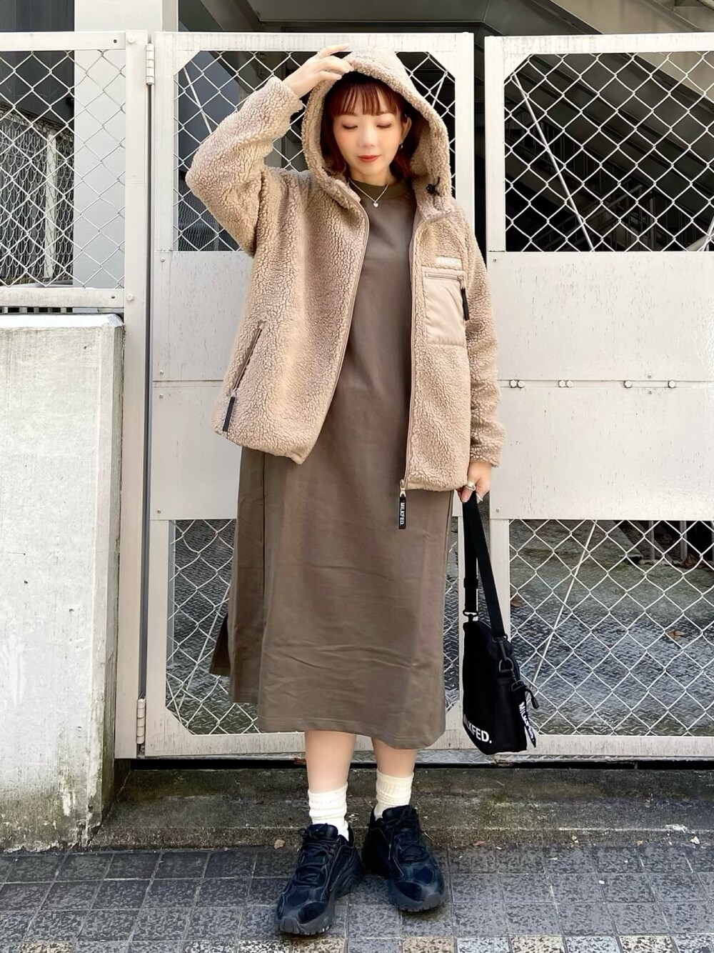 「大人かわいい、カジュアルコーデ、オトナカジュアル、シンプルスタイル、秋冬コーデ、ボア、ボアジャケット、ボアブルゾン、ワンピース、ワンピーススタイル、ワンピース×スニーカー」｜「MILKFED.のBOA ZIP UP HOODED JACKET（ブルゾン、ベージュ系）」を使った、佐藤 麻理さん（レディース・164cm）の冬コーディネートの1枚目の写真