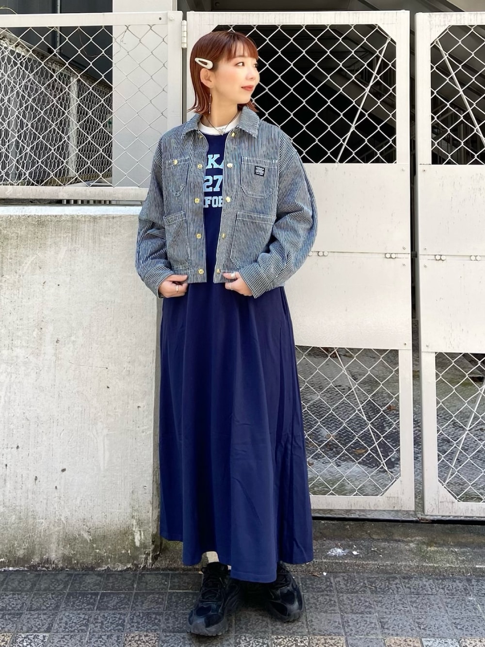 「大人カジュアル、お出かけコーデ、カジュアルコーデ、シンプルコーデ、デニムコーデ、スニーカーコーデ、ロングスカート、ママコーデ、マキシ丈ワンピース、ジャケット、春コーデ」｜「MILKFED.のCOLLEGE LOGO DRESS（ワンピース、ブルー系）」を使った、佐藤 麻理さん（レディース・164cm）の冬コーディネートの1枚目の写真