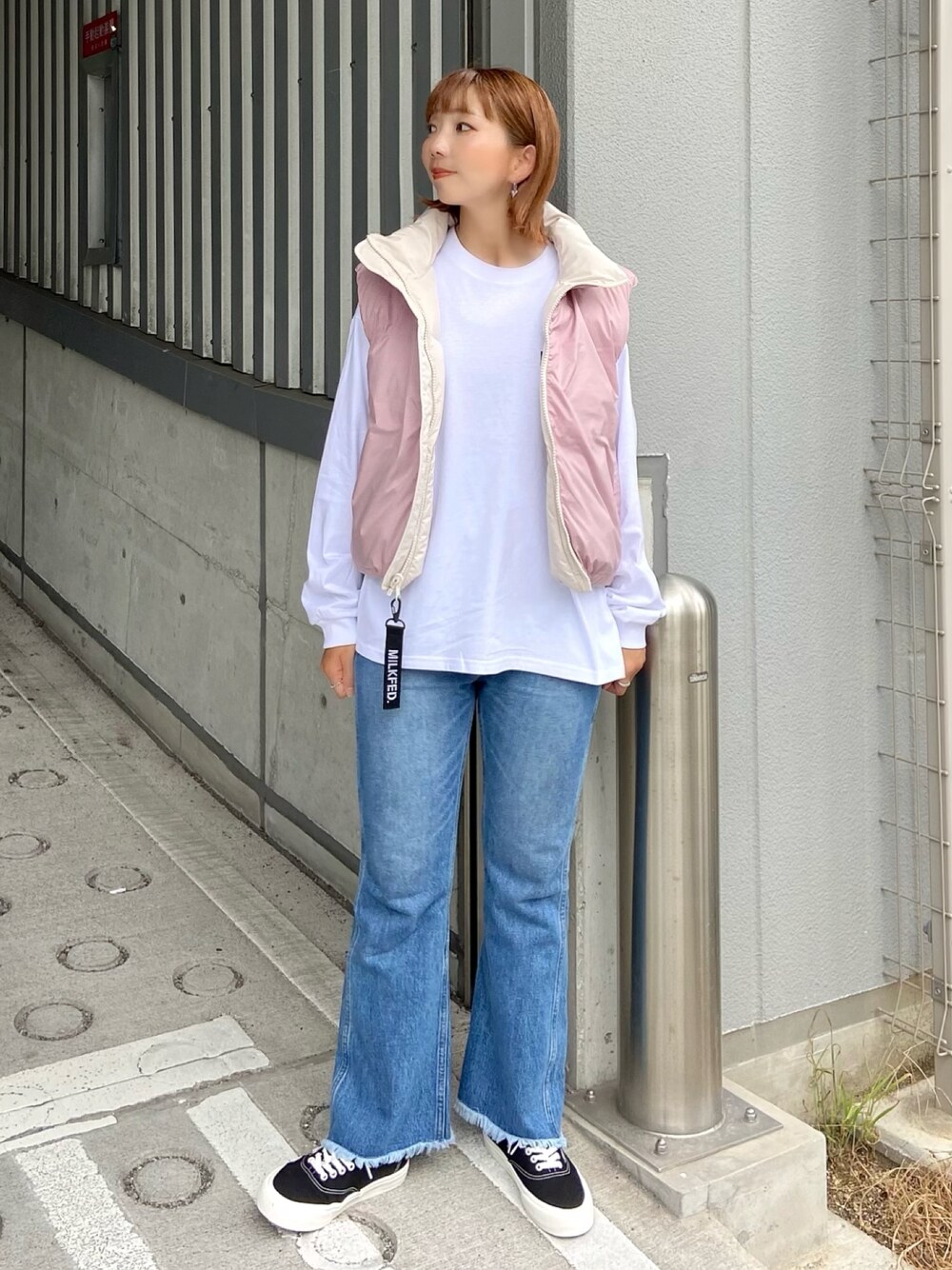「大人カジュアル、秋服準備はじめました、おでかけコーデ、大人かわいい、着回しコーデ、シンプルコーデ、スカートスタイル、夏コーデ、デニム、秋コーデ、ダウンジャケット、ダウンベスト」｜「MILKFED.のSTENCIL L/S TEE（Tシャツ/カットソー、ホワイト系）」を使った、佐藤 麻理さん（レディース・164cm）の夏コーディネートの1枚目の写真