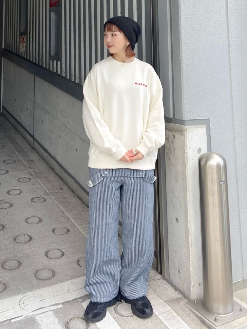 「冬を彩る色いろコーデ、きれいめカジュアル、お出かけコーデ、パンツスタイル、今日のコーデ、シンプルスタイル、オトナカワイイ、冬のコーデ、ゆるコーデ、ヒッコリーパンツ、サロペット、サロペットパンツ、デニムパンツ」｜「MILKFED.のBACK HEART LOGO SWEATSHIRT（スウェット、ホワイト系）」を使った、佐藤 麻理さん（レディース・164cm）の冬コーディネートの1枚目の写真