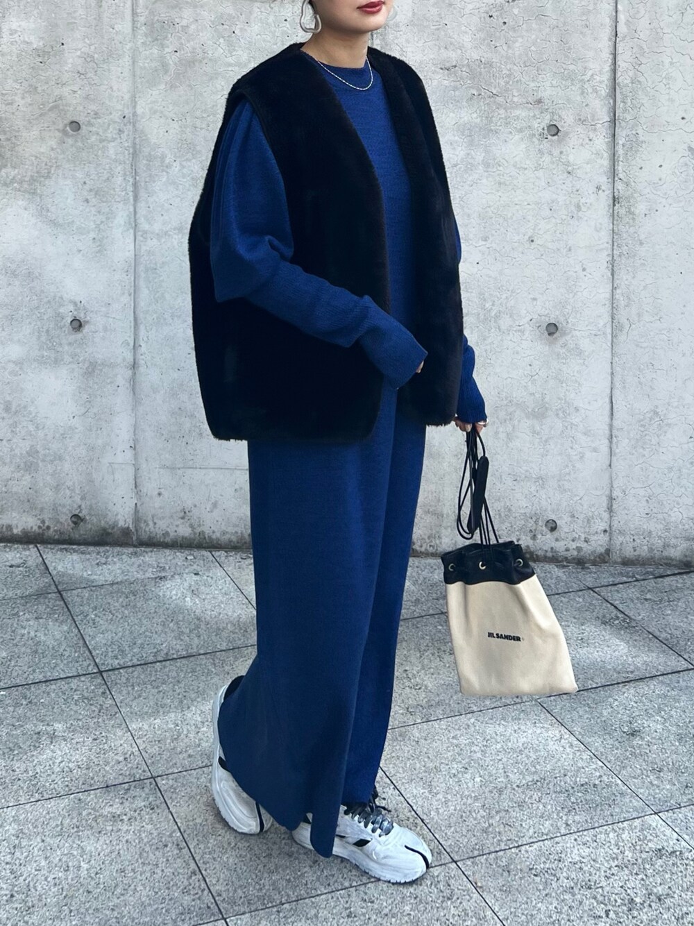 「休日コーデ、おでかけコーデ、ootd、楽チンコーデ、キレイめコーデ、ワンピース、CITY SHOP、ブルー、青、ニットワンピース、ニットワンピ、リーボック(Reebok)、Maison Margiela、JILSANDER、春コーデ」｜「CITYSHOPのVOLUME SLEEVE DRESS：ワンピース（ワンピース、ブルー系）」を使った、Creamさん（骨格ウェーブ・レディース・158cm）の冬コーディネートの1枚目の写真